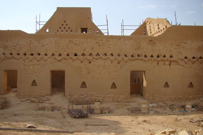 Restoration of the mud houses and palaces in Derayia.
