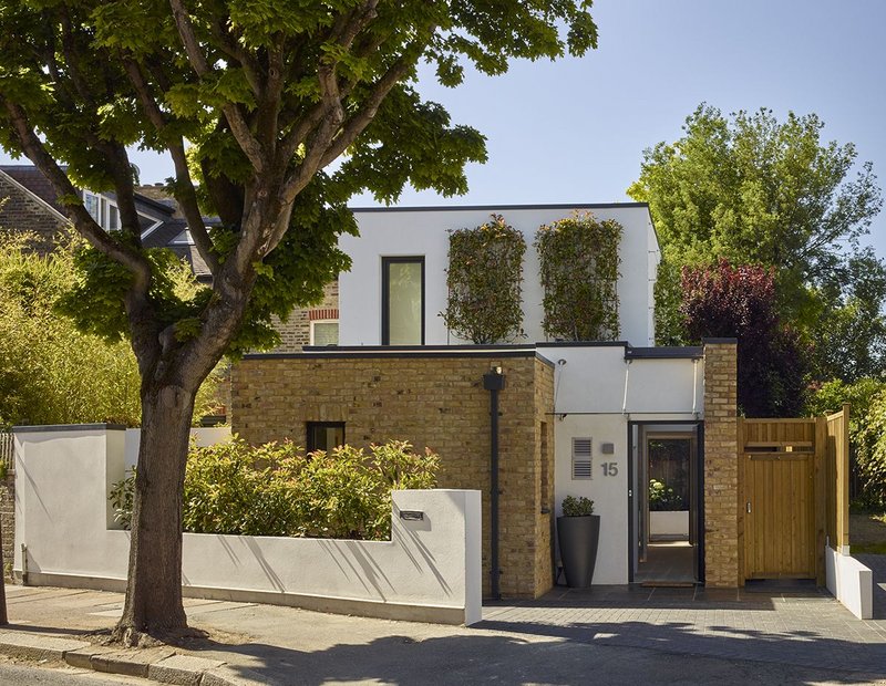 A new house in west London designed by Richard Dudzicki Architects features Glazing Vision rooflights.