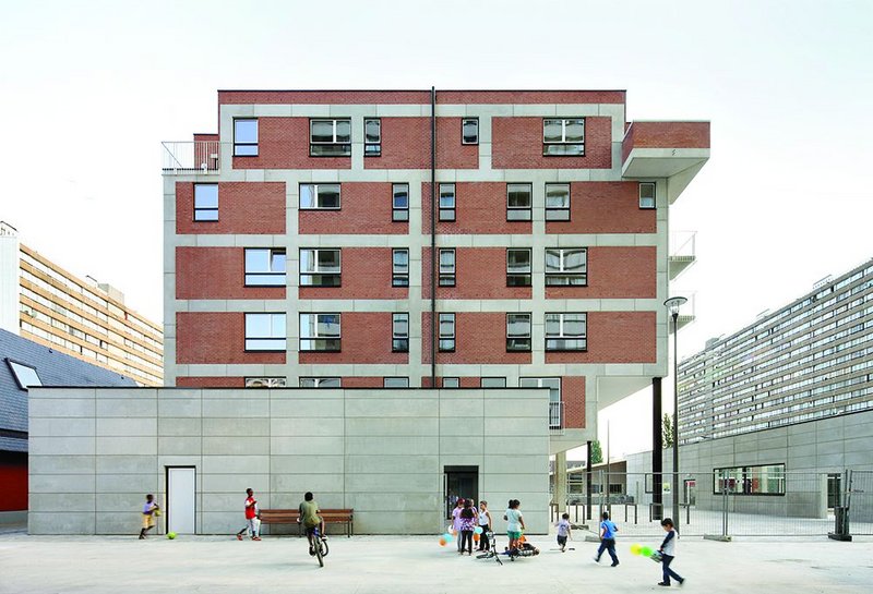 View of the East block, looking south, showing the hard context  in which De Vylder Vinck Taillieu’s new housing has been placed.  The street to the right connects  the existing Chicago block with  the new IGLO Straat.