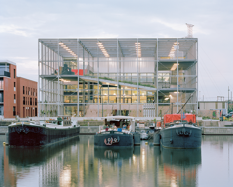 At Ghent’s Melopee school, many functions are stacked within its steel grid box – and that includes the playground.