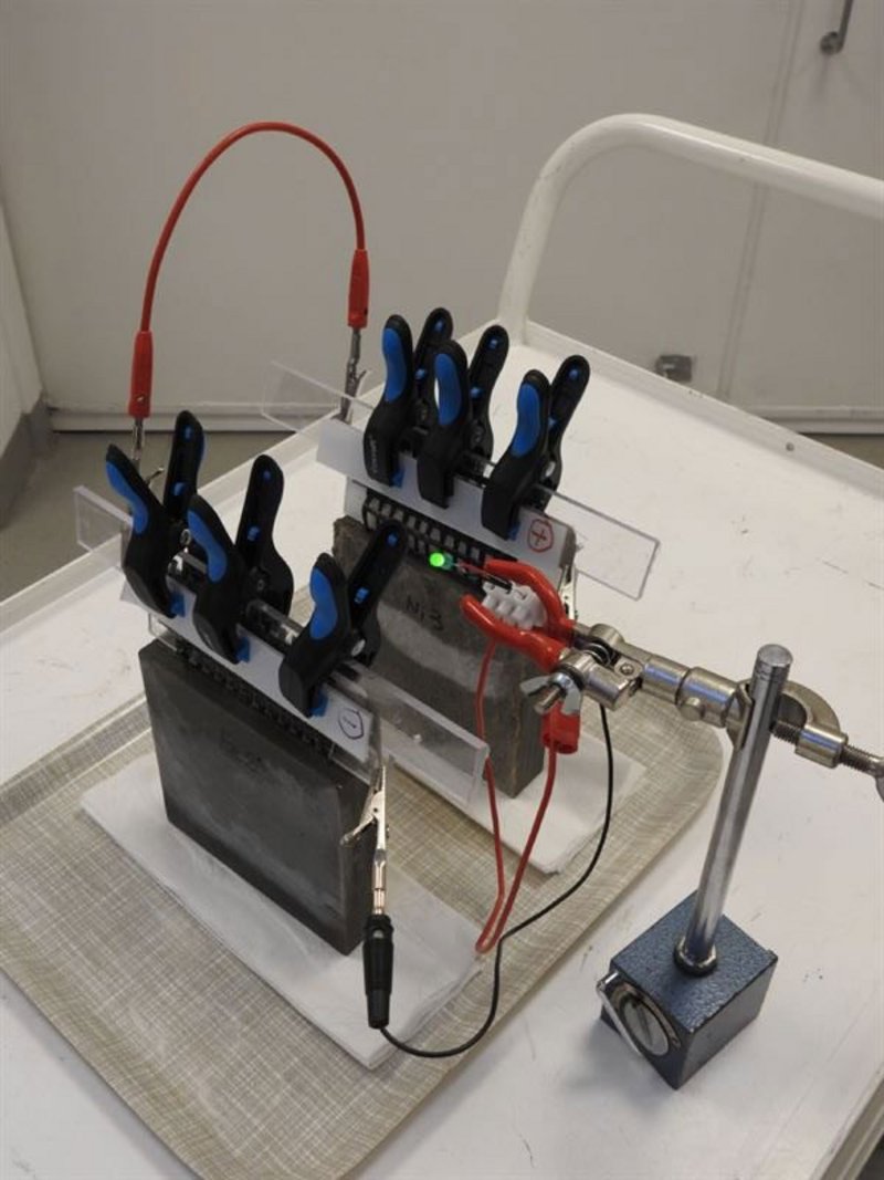 The prototype battery has a capacity of 7Wh/sqm, enough to light a regular E14 LED bulb for around 1.5 hours.