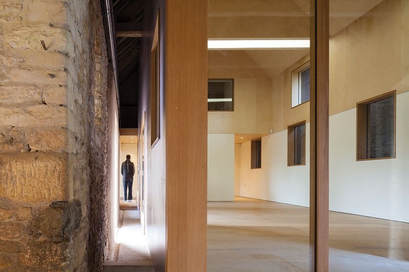 Extended and autonomous, Pod Gallery’s timber structure is distinct from the barn walls and roof.