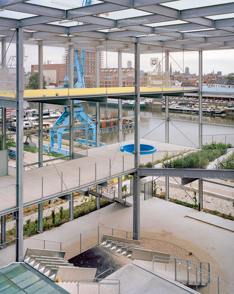 At Ghent’s Melopee school, many functions are stacked within its steel grid box – and that includes the playground.