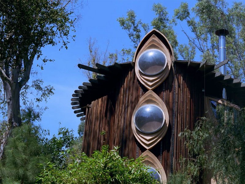 Al Struckus House in Woodland Hills, California, designed by Bruce Goff (1979). From Goff in the Desert, a film by Heinz Emigholz (2003).
