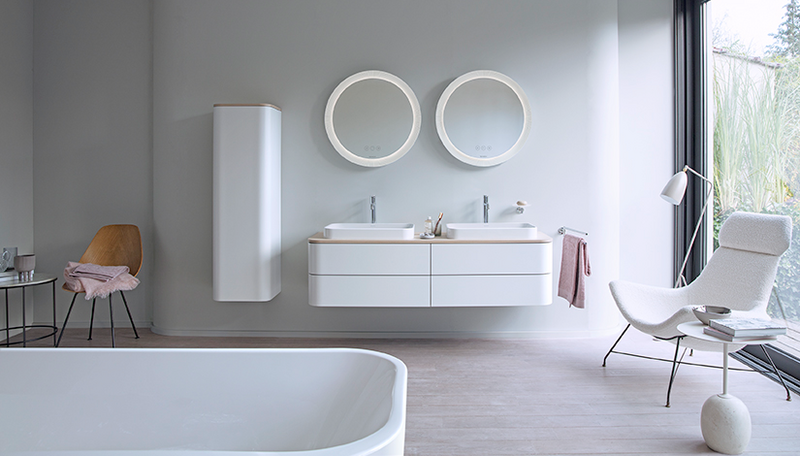 The light tones of Happy D.2 Plus. Double washing area with two mirrors, two above-the-counter basins, console in Mediterranean Oak, console vanity unit and tall cabinet in Nordic White Satin Matt.