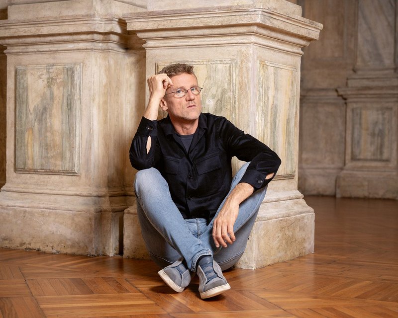 Portrait by Andrea Avezzù of the ever-flexible Carlo Ratti.