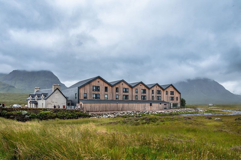 Kingshouse Hotel in Glencoe: Cupa Pizarras Heavy 3 slate was chosen for its close resemblance to the Ballachulish slate produced locally between 1693 and 1955.