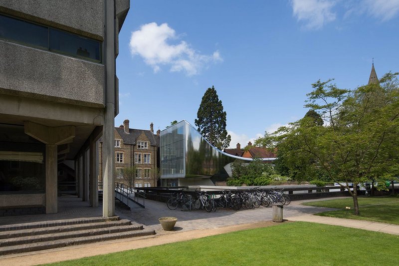 Zaha's silver trumpet shimmies into collegiate Oxford.