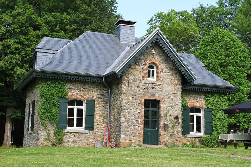 SSQ Riverstone phyllite roofing and cladding installed by roofing contractor Bruno Magein at the Ancien Relaise de Chasses (Old Hunting Lodge) in Magerotte, Sainte Ode, Belgium. Distributed by BatiPro Bastogne.