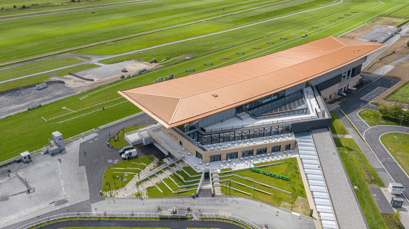 The roof also cantilevers over the rear to protect spectators of the parade ring.