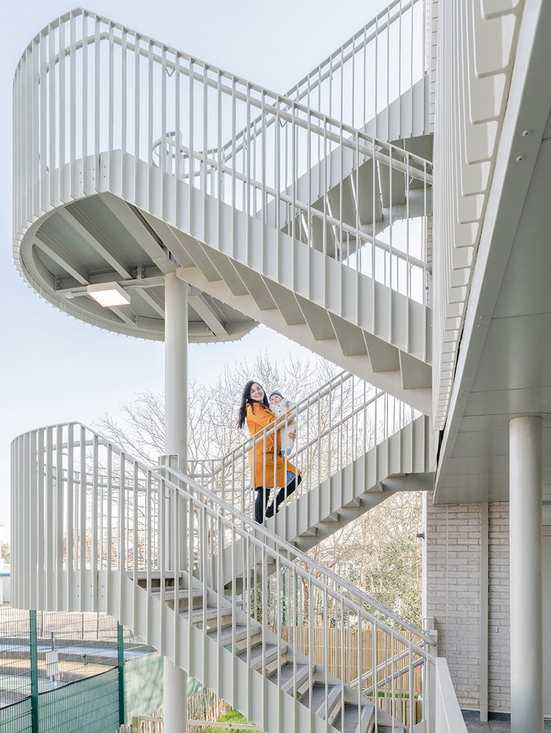 The stair brings housing and primary school into direct visual connection.