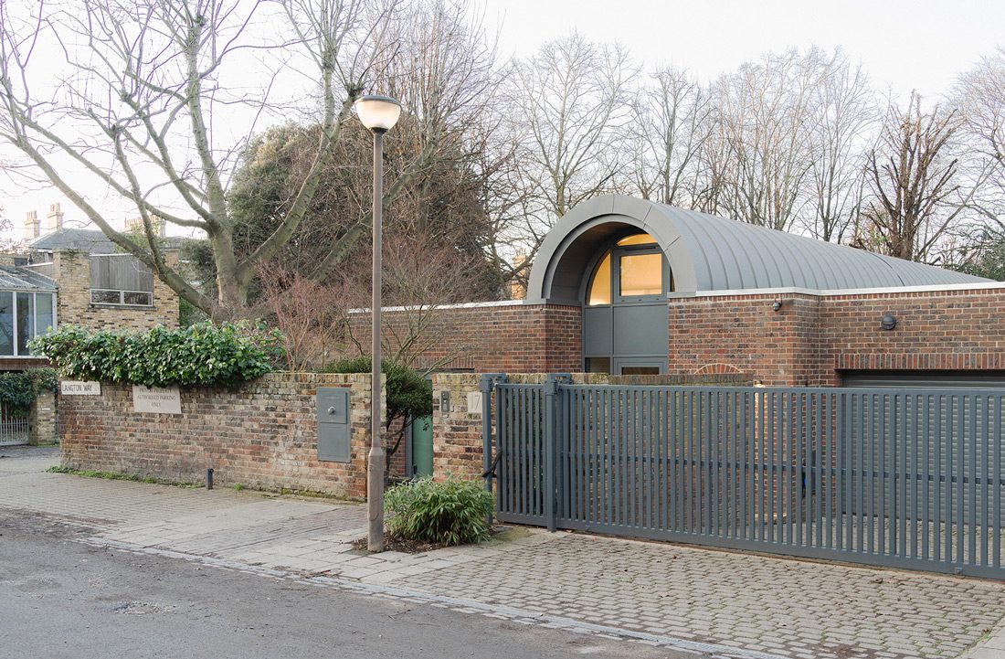 Francisco Sutherland Architects’ new zinc-clad vaulted linkway upgrades a single-storey home in Blackheath.