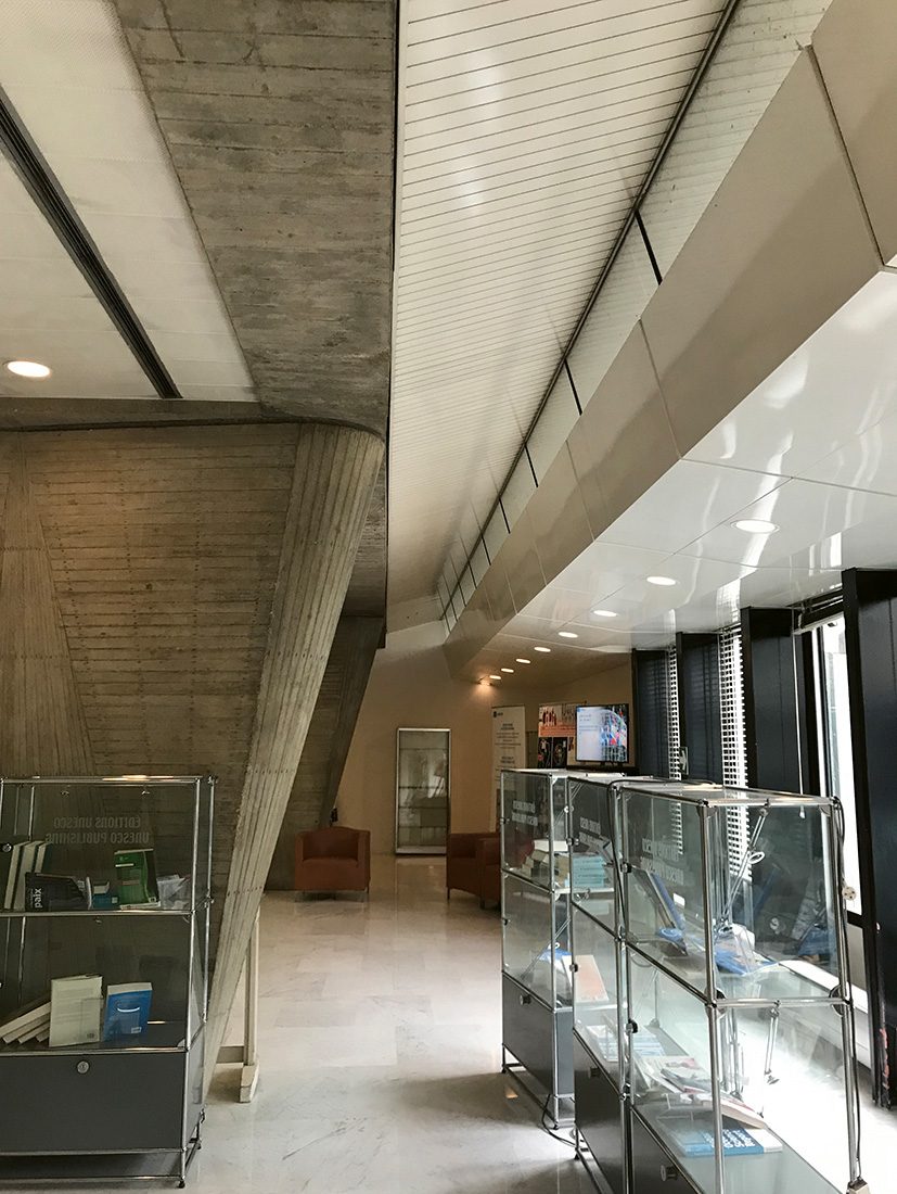 View along circulation areas at ground, with Zehrfuss’ clerestory to his bridge-like structure making the distinction between this space and offices above.