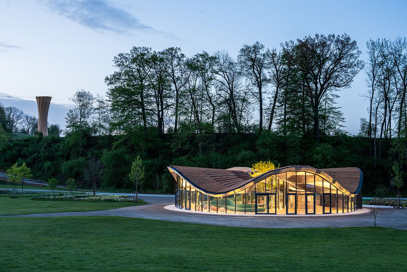 The innovative hybrid natural fibre flax/ CLT roof enables an expansive column-free space.