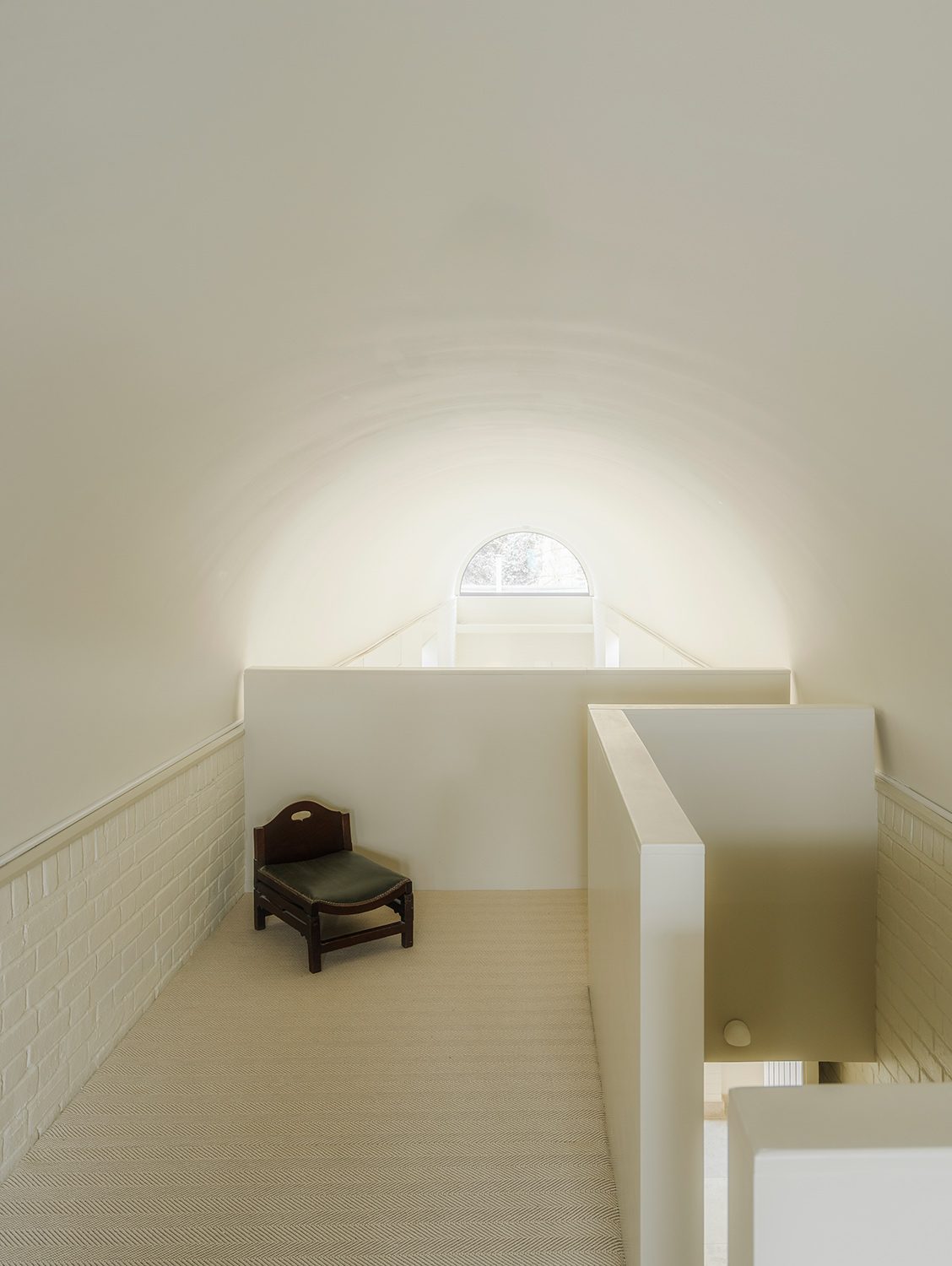 A mezzanine level situates users up in the curved ceilings space.