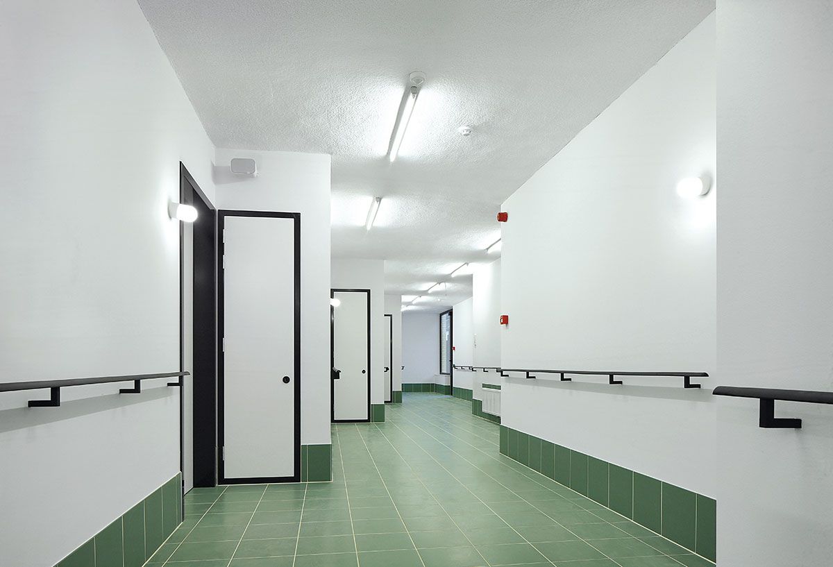 The staggered elevation is echoed inside, giving a partially sheltered entrance area to every room along the corridor. High contrast floors and frames help orientate the partially sighted. Seats at the end of corridors allow residents to enjoy views out.